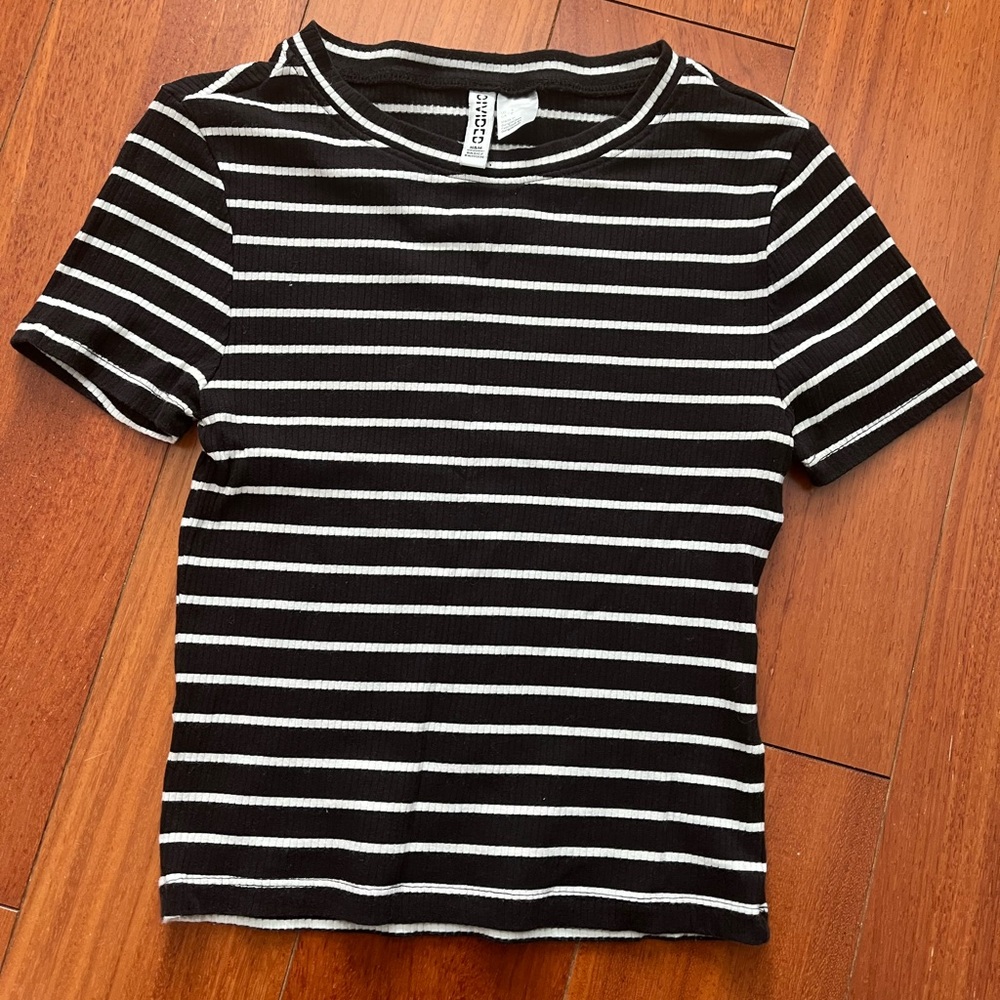 Divided H&M Fitted Women’s Tee; Size Small